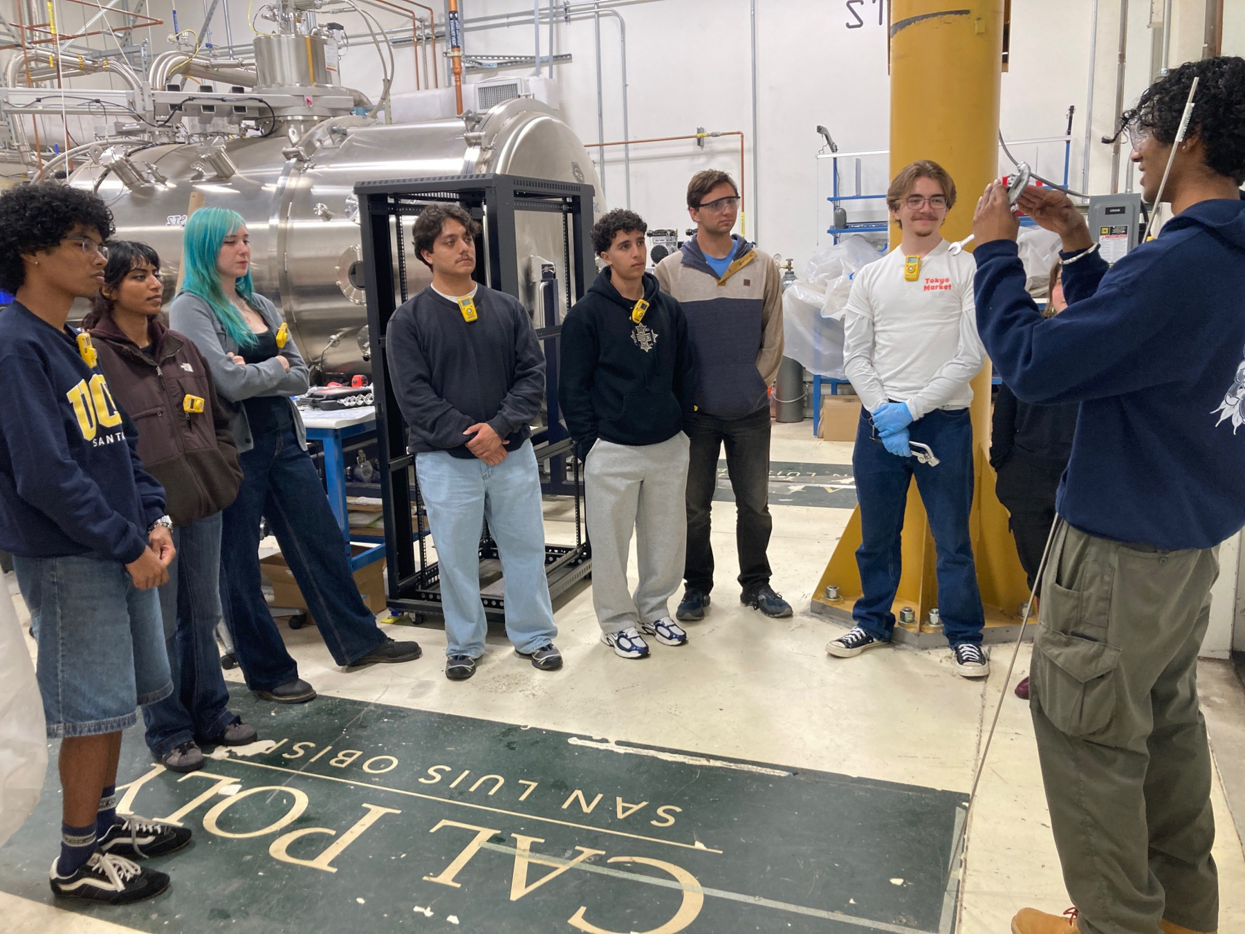 photograph of PEPPR students by the STELLA vacuum chamber